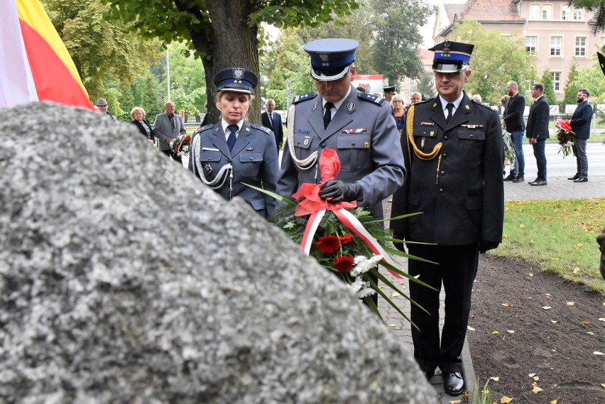 Pod obeliskiem upamiętniającym Polaków pomordowanych na...