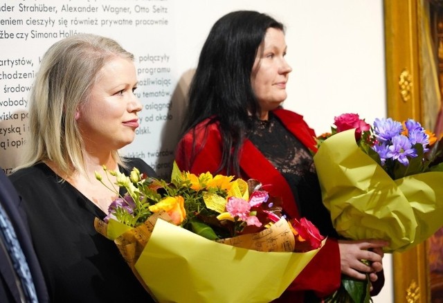 Koordynacja wystawy spoczywała w rękach Magdaleny Kwiatkowskiej – Rzodeczko i Pauliny Szymalak-Bugajskiej.  Obie panie oprowadzą teraz po wystawie.