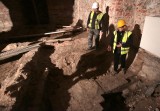 Sensacyjne znaleziska  pod Zamkiem Gryfitów. Archeolodzy odkryli Kamienny Dom z XIV w. [wideo, zdjęcia]