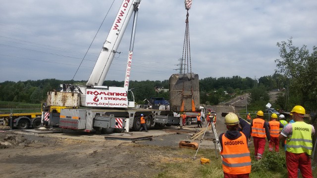 Ważący ponad 70 ton żelbetowy schron z Rudy Śląskiej został podniesiony przez specjalistyczny 300-tonowy dźwig
