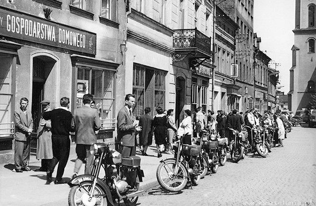 Mieszkańcy Oświęcimia 50, 70 lat temu podczas codziennych zajęć, napotkani na ulicy, w sklepie, w pracy, w szkole, podczas zabawy, czy na spacerze