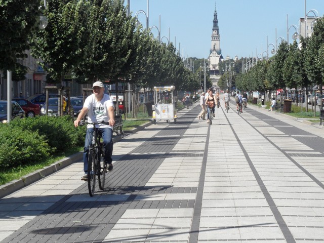 W centrum Częstochowy, aleją Najświętszej Maryi Panny,  też wiedzie wygodna ścieżka rowerowa