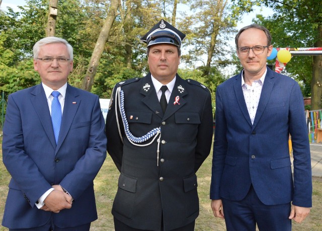 Burmistrz Grzegorz Cichy (w środku) w otoczeniu członków zarządu miejsko-gminnego PiS w Proszowicach Józefa Gawrona (z lewej) i Wojciecha Rzadkowskiego