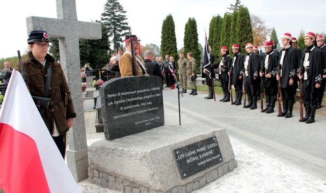 Na cmentarzu odsłonięto pomnik upamiętniający pochowanych tu 18 powstańców, uczestników bitwy.