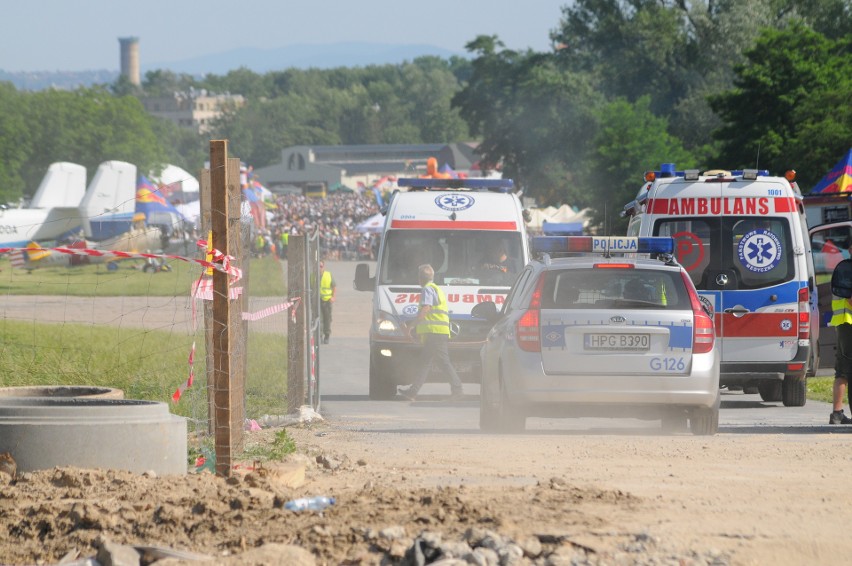 Awaryjne lądowanie szybowca w czasie Małopolskiego Pikniku Lotniczego, pokazy były wstrzymane