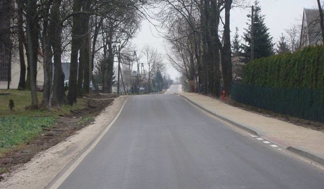 Na przebudowanej drodze powiatowej nr 1623C Brzozowo - Stolno jest gładki asfalt. Wkrótce taki będzie na trasie Chełmn-Nawra
