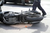 Motocyklista został potrącony przez samochód osobowy. Sąd rejonowy przyznał mu 3300 zł zadośćuczynienia 