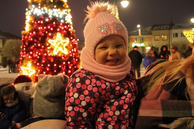 Dzieci i burmistrz Wodzisławia rozświetlili choinkę na rynku. Towarzyszył im Święty Mikołaj i mieszkańcy.
