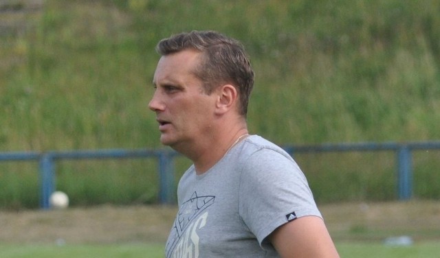Trener Unii Sędziszów Mariusz Kośmider nie szczędził arbitrowi cierpkich słów po meczu z Neptunem Końskie.