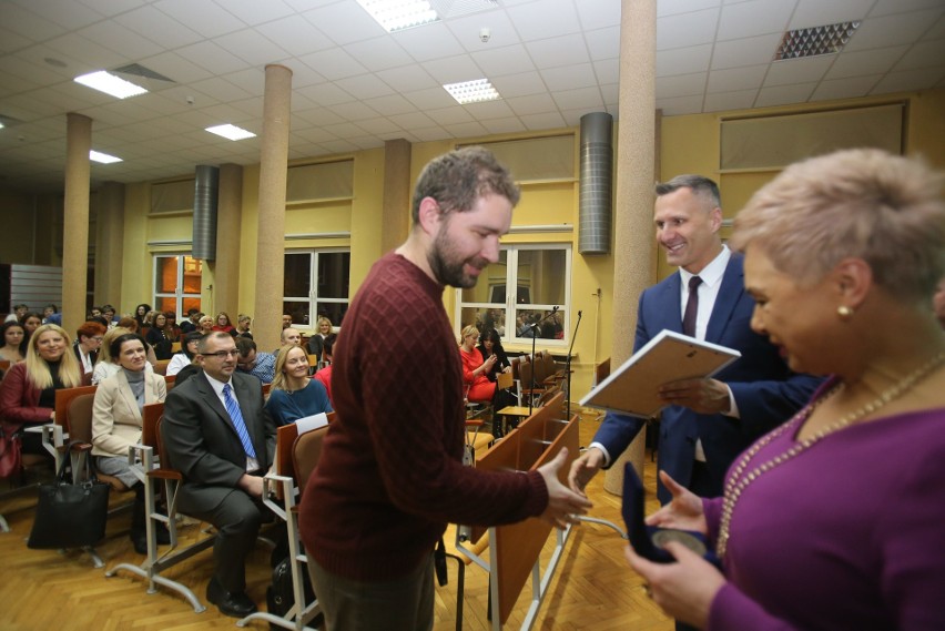 Oto laureaci tytułu „Nauczyciel na medal”. Wręczyliśmy nagrody zwycięzcom plebiscytu DZ [ZDJĘCIA]