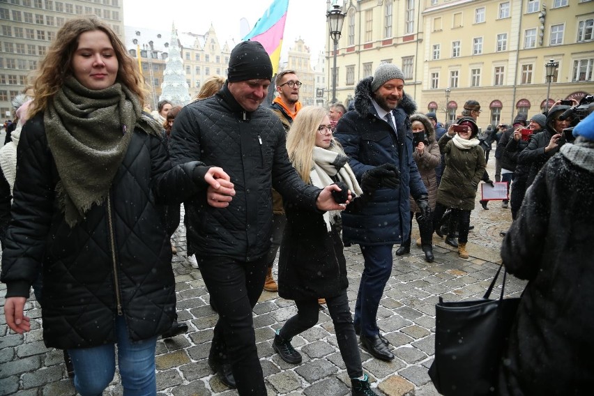 Polonez dla Fredry. Maturzyści zatańczyli na Rynku [MNÓSTWO ZDJĘĆ]