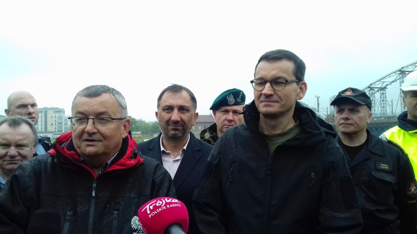 Kraków. Premier podziękował i pogratulował odwagi policjantom z komisariatu wodnego
