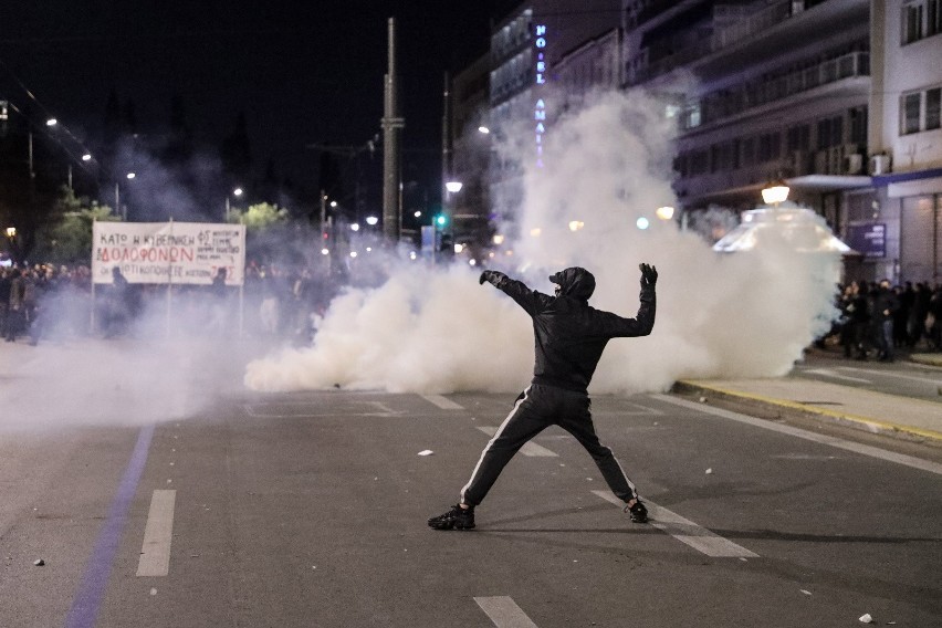 Koktajle mołotowa i gaz łzawiący podczas protestów po...