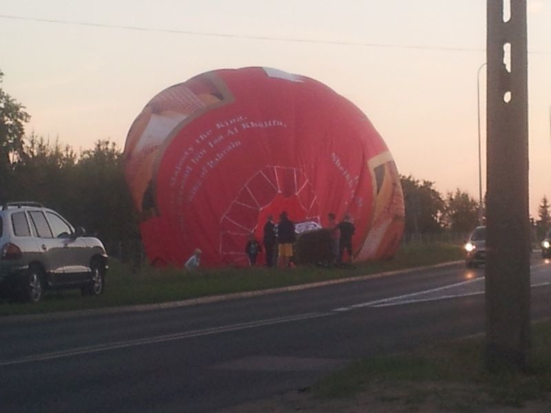 Ul. Ciołkowskiego: Balon musiał lądować awaryjnie na ulicy (zdjęcia)