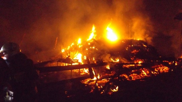 Tyle zostało ze stodoły, która nocą ze środy na czwartek płonęła w Baszowicach w powiecie kieleckim