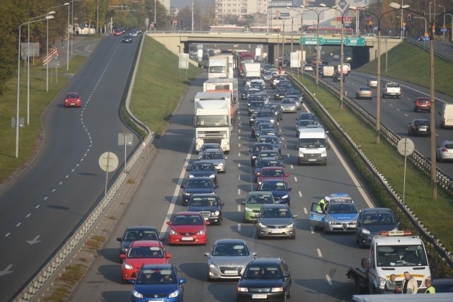 Uwaga na utrudnienia na DK 79 w Katowicach. Na skrzyżowaniu z ulicą Bogucicką doszło do stłuczki dwóch pojazdów