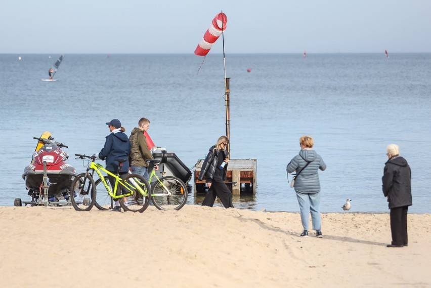 Sopot: Jesienny spacer w ciepłej, bezwietrznej aurze. Wielu spacerowiczów wybrało się w nadmorskie alejki i na plażę | ZDJĘCIA