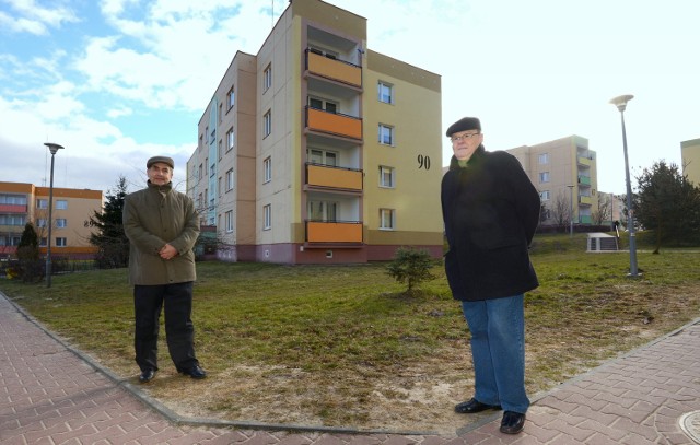Reprezentujący blok 90 na osiedlu Na Stoku  panowie Władysław i Bogdan są oburzeni decyzją spółdzielni, która jako pierwszy do ocieplenia wyznaczyła blok numer 87 (znajdujący się w głębi, za 90).