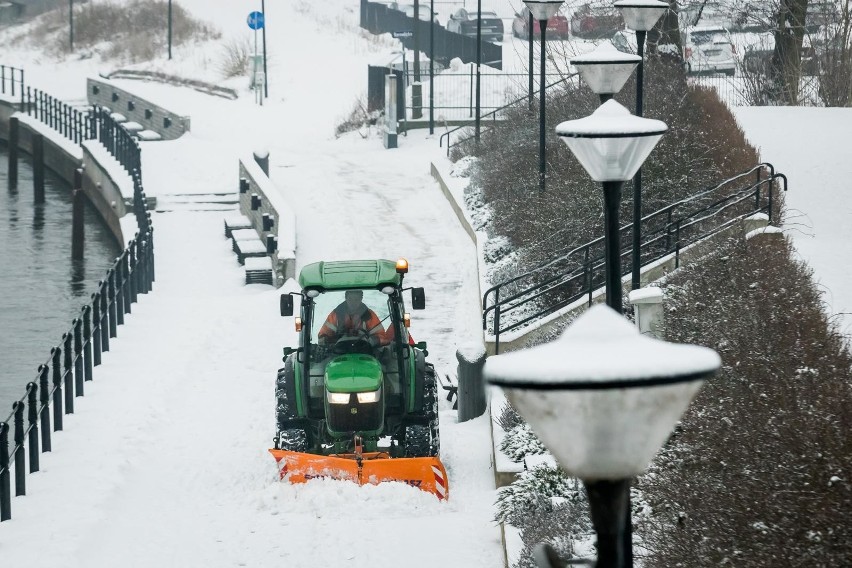 Zima znowu zaatakowała Bydgoszcz. Trudne warunki na drogach. Uważajcie! [zdjęcia]