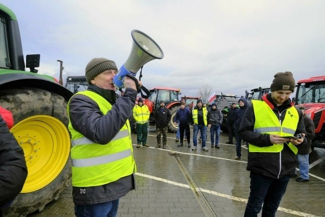 W piątek (9.02.2024 r.) rolnicy zablokują odcinki dróg w powiecie tczewskim. Ogólnopolski protest to kolejny wyraz braku zgody na „Europejski Zielony Ład", unijną strategię „od pola do stołu” i Wspólną Politykę Rolną Unii Europejskiej w obecnym kształcie.