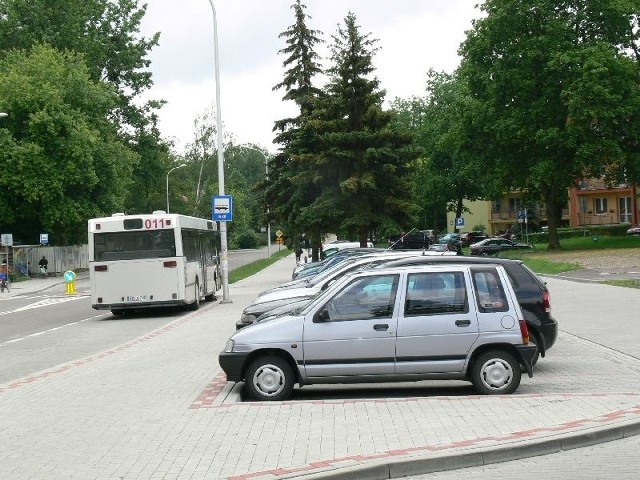 Przystanek rozpoczynający kurs miejskiego taboru, od pierwszego czerwca usytuowany jest koło basenu na ulicy 1 Maja w Tarnobrzegu. Na dworzec PKS jak i z niego trzeba przejść z bagażem ponad 400 metrów.