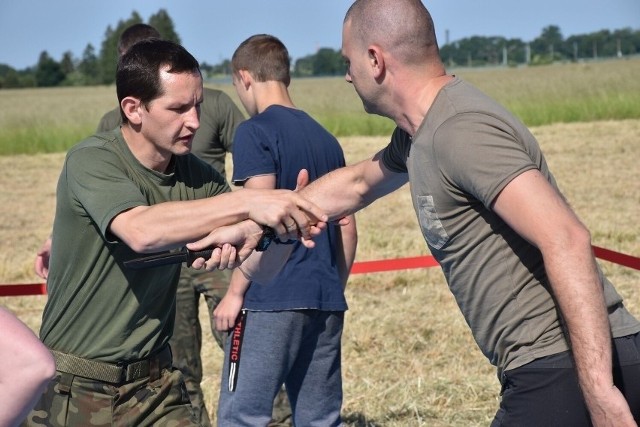 Niedawno instruktorzy wojskowi uczyli podstaw samoobrony uczestników akcji "Trenuj z wojskiem" na lotnisku 22 Bazy Lotnictwa Taktycznego. Tym razem szkolenie przeznaczone jest tylko dla pań.