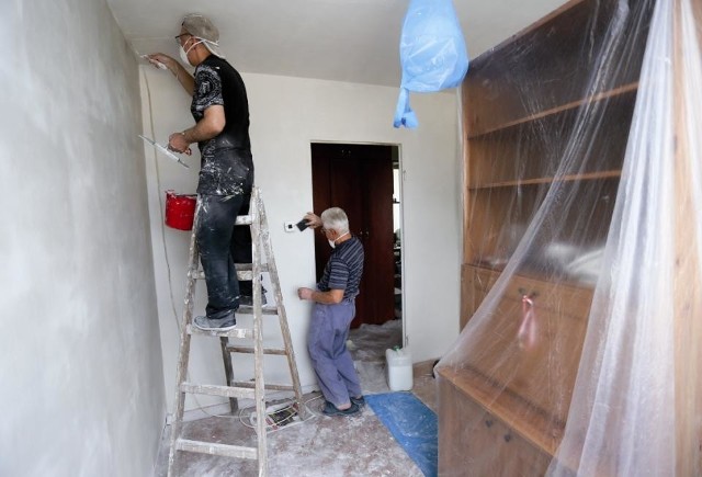 W wakacje dużo ludzi decyduje się na remonty. Najczęściej malują mieszkania. 