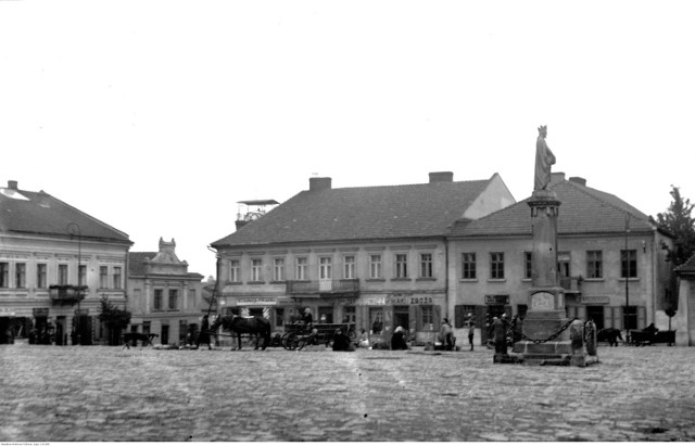 Fragment rynku z pomnikiem króla Kazimierza Wielkiego. Widoczna furmanka zaprzężona w konia, wrzesień 1930