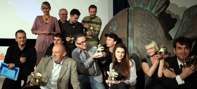 Nagrody na festiwalu w Rzeszowie Mariusz Konopka (w okularach, na zdjęciu w środku) odebrał  z Arturem Pilarczykiem (na górze ze statuetką) i odtwórcą głównej roli Pascalem Kaczorowskim (z prawej, obok M. Konopki).
