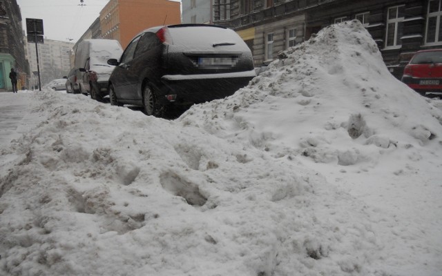 Zaspy śniegu uniemożliwiają normalne parkowanie.