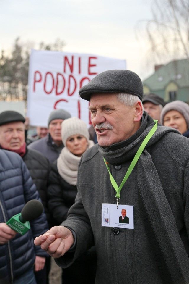 Radosław Dobrowolski (burmistrz Supraśla) nie chce z nami rozmawiać. To pewny siebie pan - zarzuca Tadeusz Karpowicz (na zdjęciu). - Jedynym wyjściem jest protest. Ale burmistrz go zakazał.