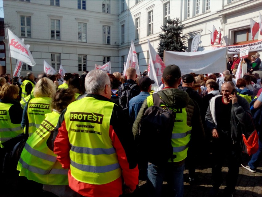 Pół tysiąca związkowców pod urzędem wojewódzkim w...