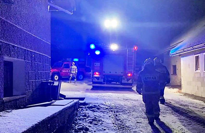 Słup ognia nad dachem domu i wycie syren wozów strażackich w Moszczenicy Wyżnej
