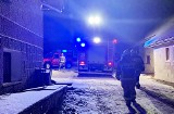 Słup ognia nad dachem domu i wycie syren wozów strażackich w Moszczenicy Wyżnej