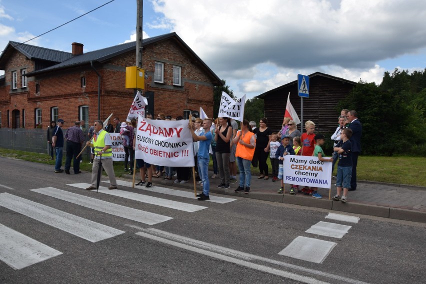 Mieszkańcy Jutrzenki zablokowali drogę wojewódzką, bo walczą o chodnik 