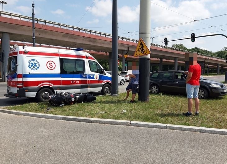 Groźny wypadek motocyklisty na al. Bandurskiego w Łodzi ZDJĘCIA