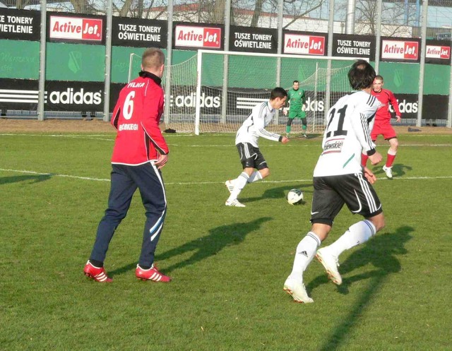 Rafał Wolski (z piłką) strzelił dwa gole dla Legii w meczu z Pilicą Białobrzegi.
