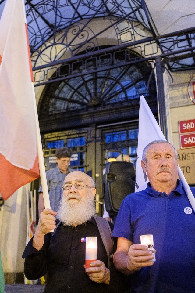 Tarnów. Zapalili znicze przed budynkiem sądu [ZDJĘCIA]