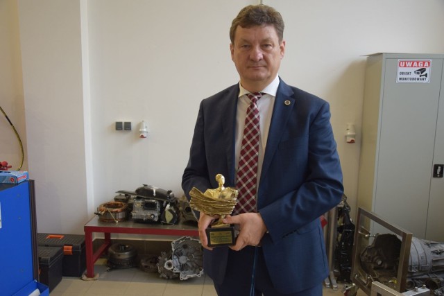 Sławomir Olszowski, właściciel firmy BETiS ze statuetką Lidera Regionu 2020.