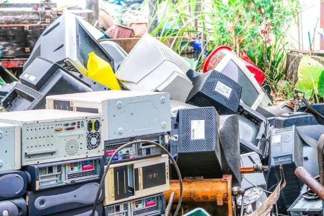 Segregacja śmieci wcale nie musi być trudna ani skomplikowana, trzeba wyrobić sobie nawyk wyrzucania odpadów do odpowiednich koszy. Nie wszystko jednak da się wyrzucić do kosza. Co zrobić z odpadami wielkogabarytowymi i elektrośmieciami?