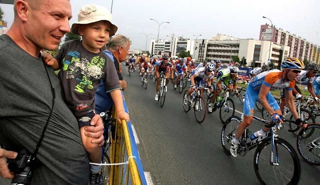 Radosław Kozielewicz przyglądał się kolarzom na Trasie Zamkowej z 2,5- rocznym synkiem Maćkiem.