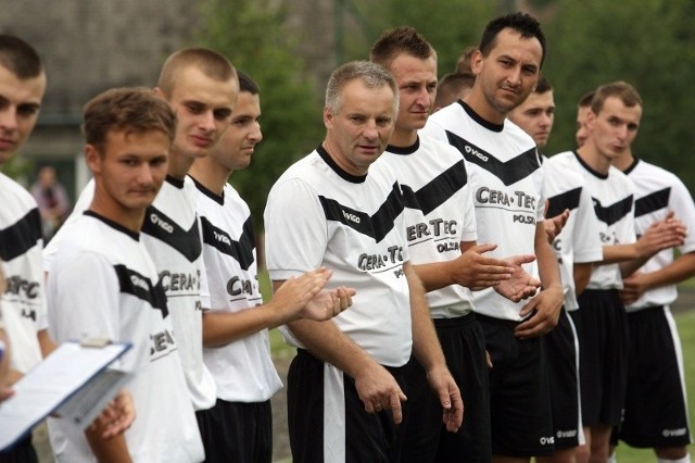 Piłkarze Sokoła Domaradz na boisku byli słabsi, ale zwycięstwa w plebiscycie Nowin nikt im nie odbierze.