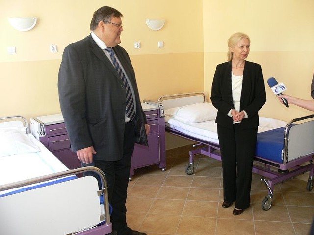 Dyrektor szpitala Michał Okła i kierownik Zakładu Opiekuńczo-Leczniczego Irena Choma prezentują jedną z nowo oddanych do użytku sal.