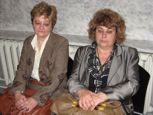 Halina Kotula (z lewej) siostra zmarłego mężczyzny i jego żona na korytarzu sądowym w oczekiwaniu na wyrok.