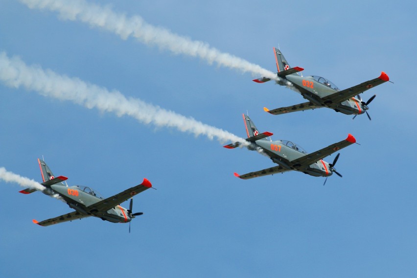 Air Festival Świdnik. Taniec Biało - Czerwonych Iskier na niebie [ZDJĘCIA, WIDEO]