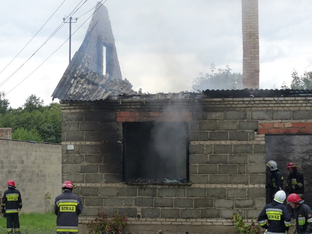 Cały budynek objęty był pożarem, ogień przez drzwi i okna wydostawał się na zewnątrz a konstrukcja dachu uległa zawaleniu.