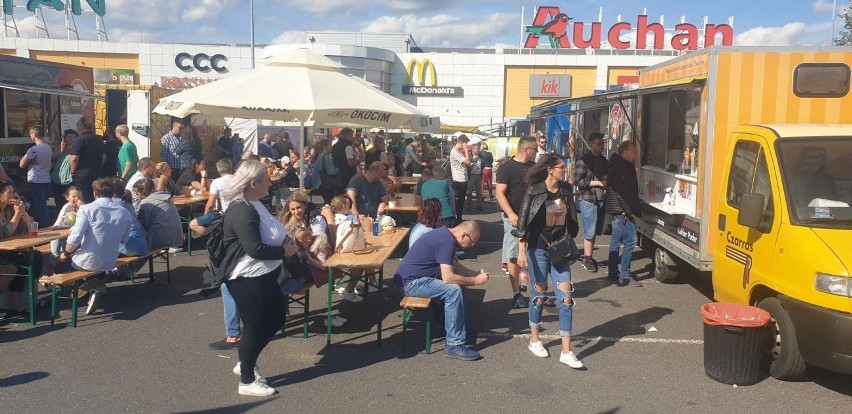 Zlot food trucków na parkingu CH Tulipan, czyli smaczne pożegnanie lata w Łodzi!