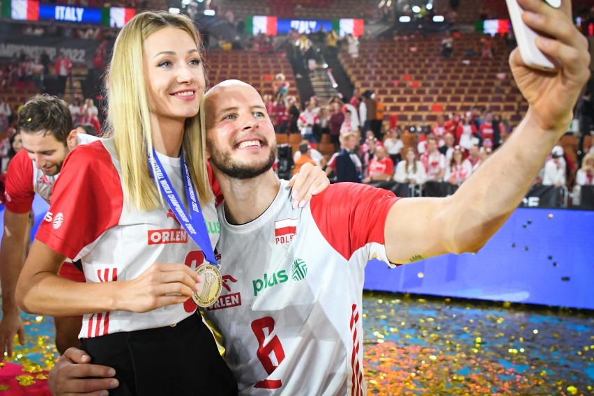 Siatkarze reprezentacji Polski pozowali do zdjęć z medalami...