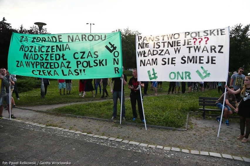 Nielegalny protest pod urzędem wojewódzkim. Policja spisała organizatorów (ZDJĘCIA)