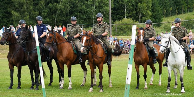 Funkcjonariusze - jeźdźcy konni Bieszczadzkiego Oddziału SG zaprezentowali formację w paradzie „Stu koni na stulecie odzyskania przez Polskę Niepodległości” w Lutowiskach w Bieszczadach. Targi Końskie w Lutowiskach nawiązują do przedwojennej tradycji organizowania jarmarków. Podczas nich odbywa się m.in. parada koni, pokazy ścieżki huculskiej, skoki jeździeckie, pokazy jazdy w stylu west (styl jazdy konnej wywodzący się z USA) oraz aukcja koni.